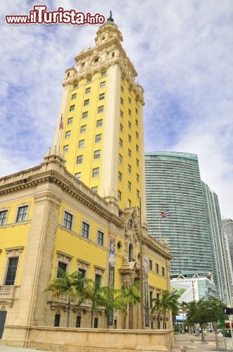 Immagine Freedom Tower, Miami: si trova in Biscayne Boulevard ed è attualmente la sede del Miami Dade College Museum & Galleries of Art/Design, oltre ad avere una forte valenza simbolica per gli esuli cubani - Foto © meunierd / Shutterstock.com