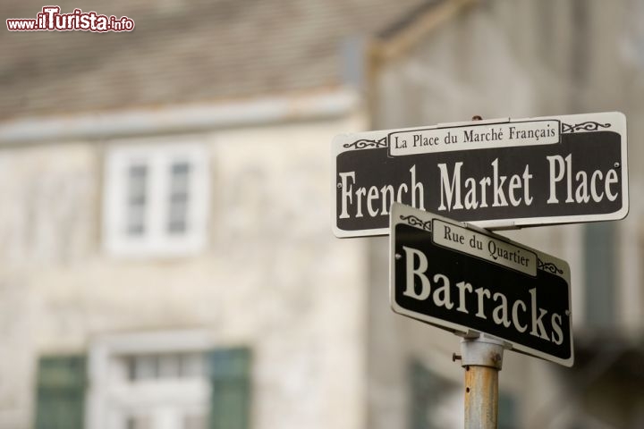 Immagine French Market Place, New Orleans - Non lontano da Jackson Square si trova French Market  Place fondato nel lontano 1791. Considerato uno dei più vecchi mercati all'aperto della città, merita almeno una visita durante il tour alla scoperta dei luoghi di New Orleans dalle tipiche caratteristiche di impronta francese - © Natalia Bratslavsky / Shutterstock.com