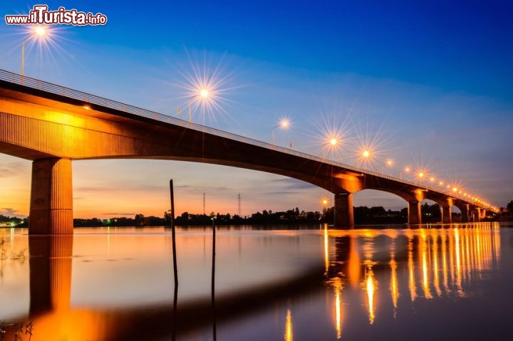 Immagine Tramonto sul Friendship Bridge (Ponte dell'Amicizia), il ponte che collega Nong Khai al Laos - © Wassana Mathipikhai / Shutterstock.com