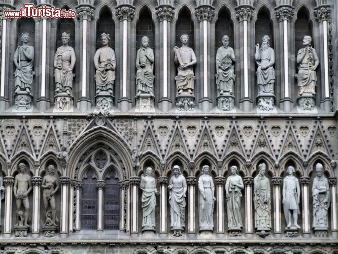 Immagine Frontale del 300, sulla facciata ovest della Cattedrale di Trondheim (Nidarosdomen) in Norvegia - © Tupungato / Shutterstock.com
