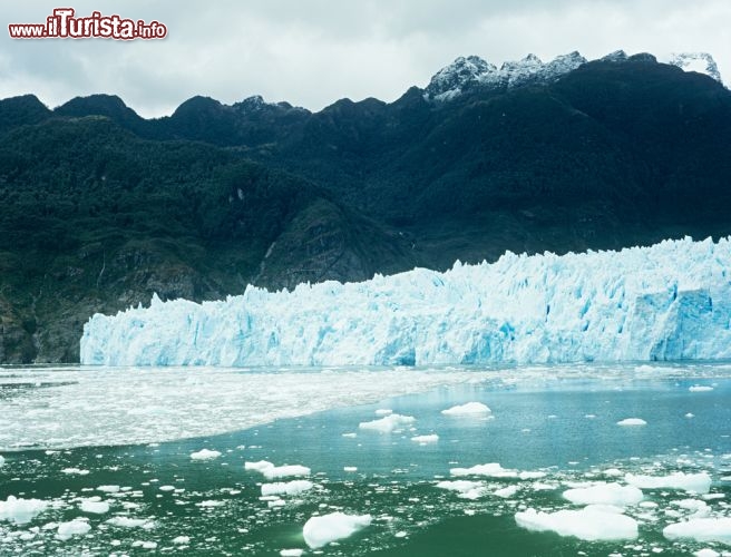 Immagine Fronte del ghiacciaio San Rafael in Patagonia. E' raggiungibile con un tour organizzato od una criociera, da  Puerto Chacabuco in Cile - © AISPIX by Image Source / Shutterstock.com