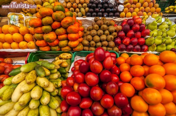 Immagine Frutta in un mercato di Bogotà, Colombia. Le bancarelle sono un tripudio di colori e profumi - © Jess Kraft / Shutterstock.com