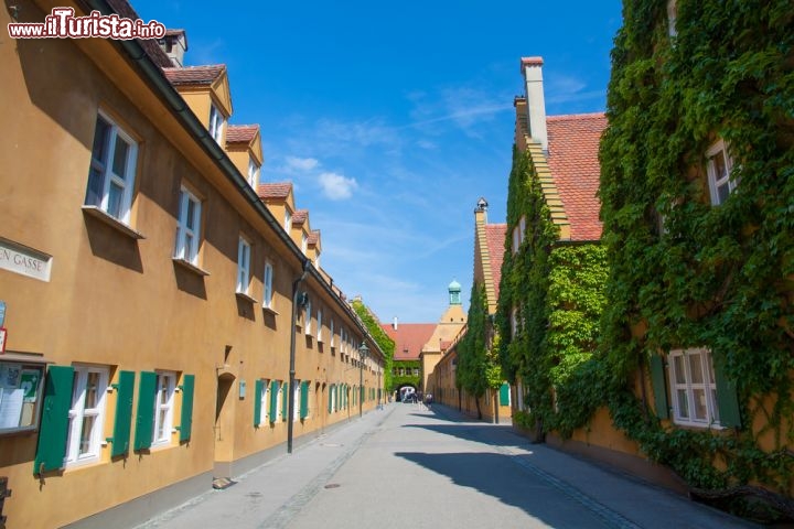 Immagine Fuggerei, il quartiere di Augusta l'Augsburg della Baviera - © inkwelldodo/ Shutterstock.com