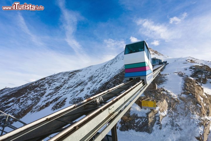 Immagine la nuova funicolare del Kitzsteinhorn a Kaprun (Austria). La versione precedente venne distrutta da un terribile incendio l'11 novembre del 2000 - © Pixachi / Shutterstock.com