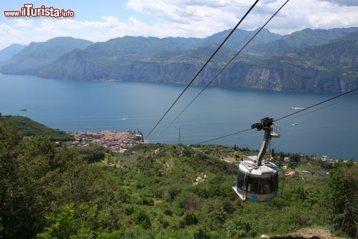 Immagine Scorcio panoramico sulla funivia che collega Malcesine al Monte Baldo - Grazie alla moderna funivia costruita nel Comune di Malcesine si possono facilmente raggiungere gli altrettanto suggestivi panorami montani che portano al Monte Baldo, lasciandosi alle spalle i paesaggi tipicamente mediterranei che caratterizzano il Lago di Garda su cui si affaccia il paese. Per gli amanti degli sport sulla neve il Monte Baldo rappresenta una delle più interessanti mete invernali di questo angolo di Veneto © george green / Shutterstock.com