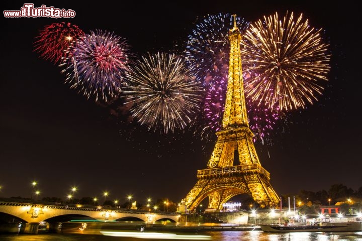 Immagine Spettacolo di fuochi artificiali sopra laTour Eiffel a Parigi - © Marcin Krzyzak / Shutterstock.com