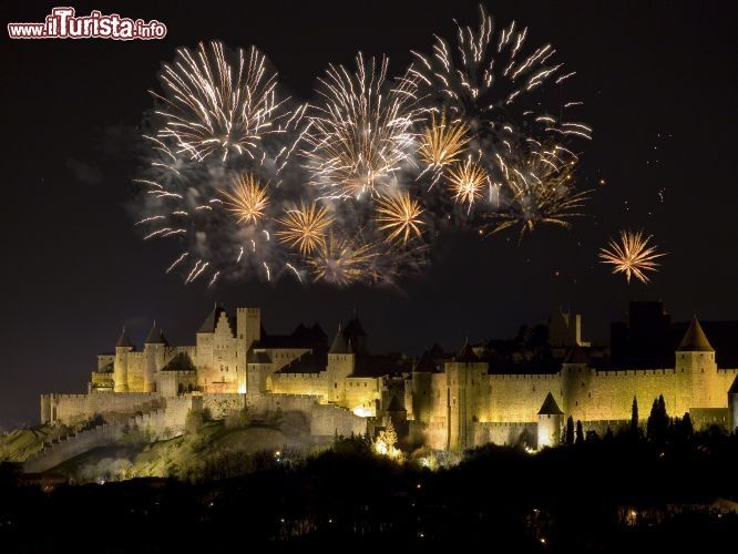 Immagine Carcassonne in festa il 14 luglio per commemorare la presa della Bastiglia, con fuochi d'artificio che illuminano la notte, musiche, danze e banchetti all'interno delle mura - © Paul Palau