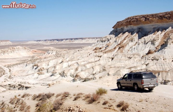 Immagine Fuoristrada nel canyon Yangikala in Turkmenistan - Foto di Giulio Badini / I Viaggi di Maurizio Levi