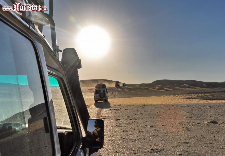 Immagine Fuoristrada 4x4 nel deserto, in direzione di Wadi al-Hitan in Egitto - In collaborazione con I Viaggi di Maurizio Levi