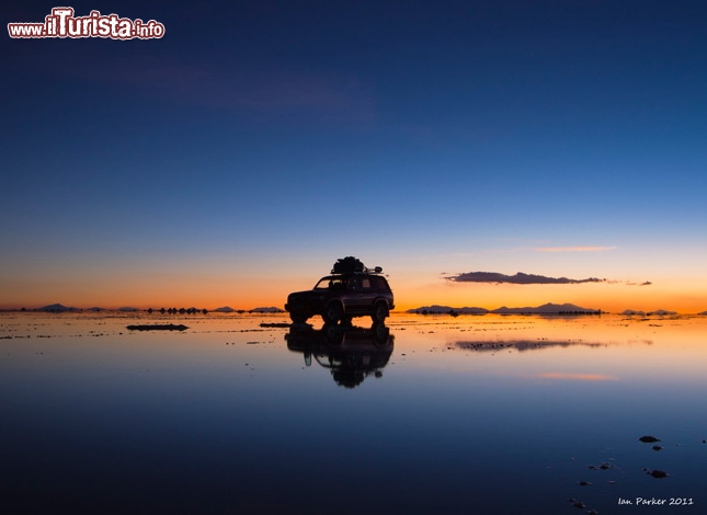 Immagine Fuoristrada al tramonto sul Salar de Uyuni in Bolivia - © Ian Parker / Evanescent Light Photography  qui per ordinare una stampa: buy photo