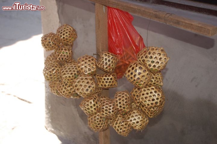 Immagine Gabbie per grilli (abitate) nel mercato di Zhouzhuang in Cina
