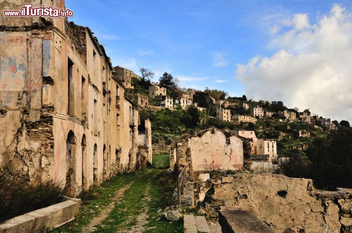 Immagine Gairo Vecchio il borgo abbandonato dell'Ogliastra, nell'est della regione Sardegna - © Francescomoufotografo / Shutterstock.com