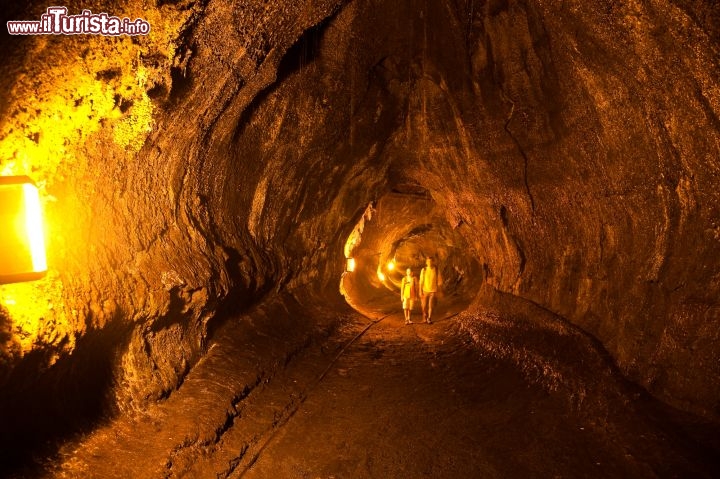 Immagine Parco Nazionale dei Vulcani delle Hawaii: una sensazionale galleria scavata all'interno di una colata lavica. Nel parco, inaugurato nel 1916 e incluso tra i Beni Patrimonio dell'Umanità dall'UNESCO nel 1987, il paesaggio è vario e le attrazioni sono innumerevoli: dalla lava che si tuffa nell'oceano alla brulla roccia vulcanica, fino alla sabbia nera della spiaggia di Kalapana - © Tor Johnson / www.hvcb.org