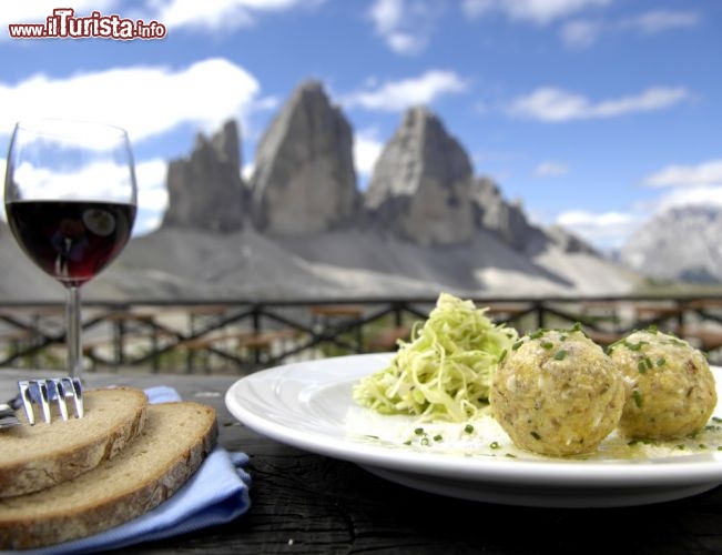 Immagine Un soggiorno in Alta Pusteria non può dirsi completo senza aver gustato i sapori tipici della tradizione enogastronomica locale, magari in un rifugio con vista sulle Tre Cime