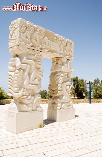 Immagine La Porta della Fede, a Giaffa (Israele, a pochi chilometri da Tel Aviv), è una scultura in pietra bianca calcarea a forma di dolmen, alta 4 metri e dal peso di 27 tonnellate. In bassorilievo vi sono rappresentate scene bibliche sul popolo ebraico - © rj lerich / Shutterstock.com