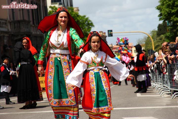Immagine Costumi tradizionali a Gavoi, centro della Sardegna - © Gianni Careddu - CC BY-SA 3.0 - Wikimedia Commons.