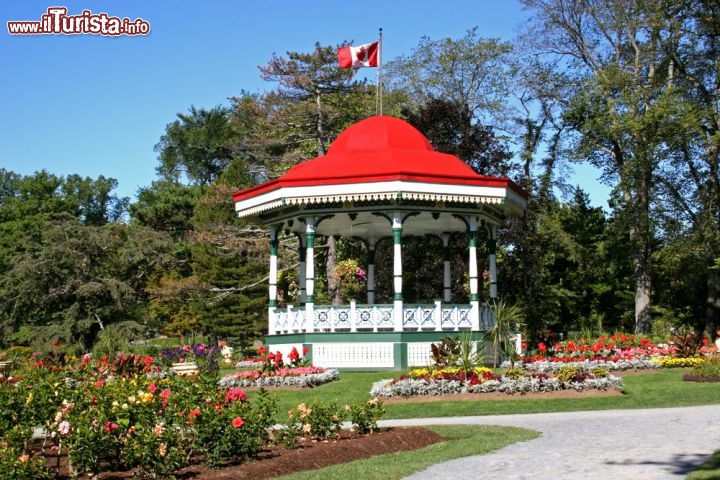 Immagine Halifax, Nuova Scozia, Canada orientale: un gazebo nel bel mezzo degli Halifax Public Gardens, tra aiuole fiorite e alberi secolari. I giardini pubblici cittadini sono un polmone verde ben curato, con spazi di gioco per i più piccoli, passeggiate e punti di ristoro, in cui vengono organizzate feste e appuntamenti musicali durante l'estate - © V. J. Matthew / Shutterstock.com