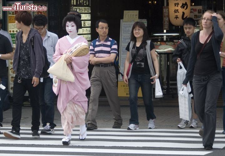 Immagine Geisha in strada, una tradizione antica che è ancora possibile incontrare in alcune vie dei quartieri storici di Tokyo - © Attila JANDI / Shutterstock.com