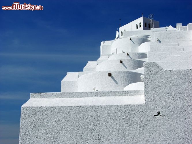 Immagine Geometrie degli alloggi a Manzanillo, Colima: il boom turistico di Manzanillo ha portato con sé anche una grande crescita delle strutture alberghiere, molte delle quali sorgono direttamente sulle spiagge in riva al Pacifico - © Ramunas Bruzas / Shutterstock.com