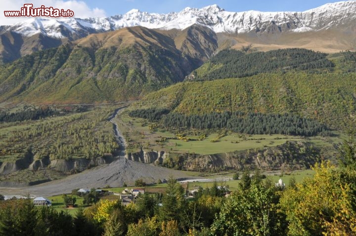 Immagine La valle del fiume Mulkhura nei pressi di Mestia, in Georgia: in viaggio tra le montagne dello Svaneti, le più belle del Caucaso