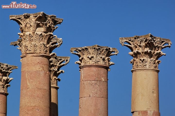 Immagine Archeologia a Gerasa, Giordania: particolare di alcune colonne con capitelli corinzi