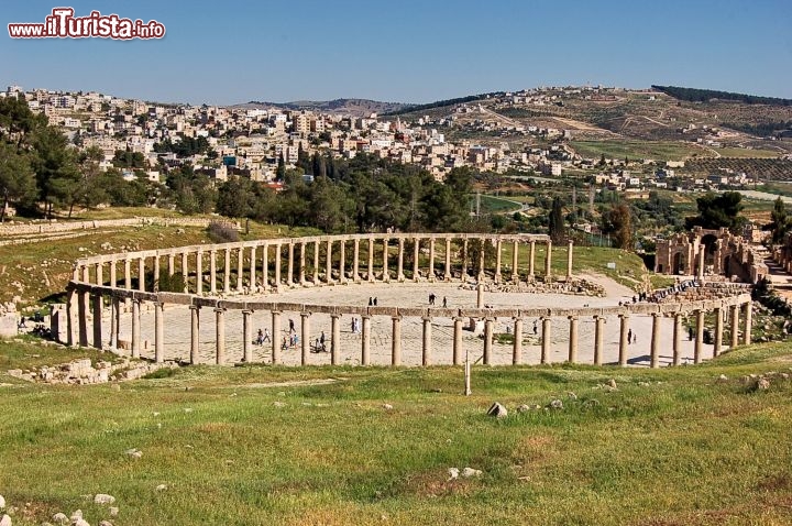 Immagine Gerasa (Jerash) la Piazza Ovale della città romana della Giordania. La sua particolare forma ellittica la rende unica al mondo