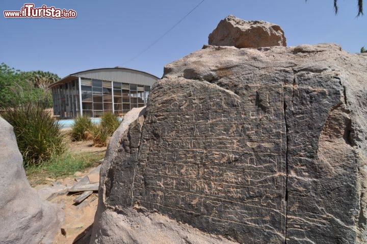 Immagine Antichi geroglifici nel cortile del National Museum di Khartoum in Sudan - © Enrico Montanari