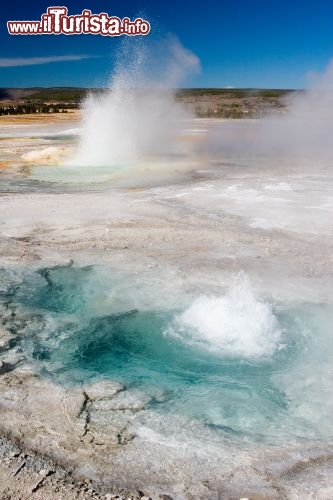 Immagine Geyser in azione a Yellowstone, il Parco Nazionale più antico degli USA e del mondo intero - © Ariel Bravy / Shutterstock.com