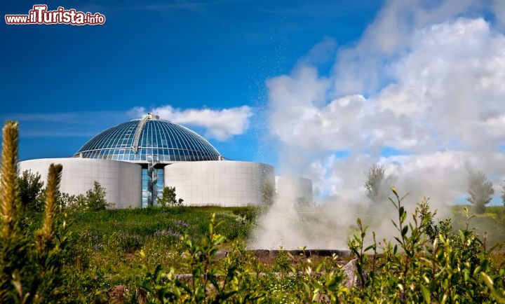 Immagine L'attività geotermica di un geyser al Perlean di Reykjavik, Islanda.