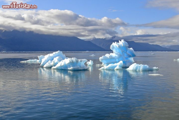 Immagine Ghiaccio all'interno della Laguna San Rafael in Cile, l'attrazione più importante raggiungibile da Puerto Chacabuco - © ribeiroantonio / Shutterstock.com