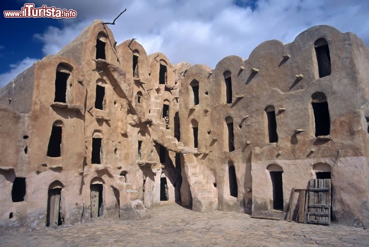 Immagine I Ghorfas sono gli spettacolari granai fortificati dei berberi: tra i vari presenti nella Tunisia Meridionale, il Ksour Ksar Ouled Soltane è sicuramente uno dei meglio conservati, questo anche per il fatto che è tutt'ora abitato. Ci troviamo non distante da Tataouine in Tunisia - © StephanScherhag / Shutterstock.com