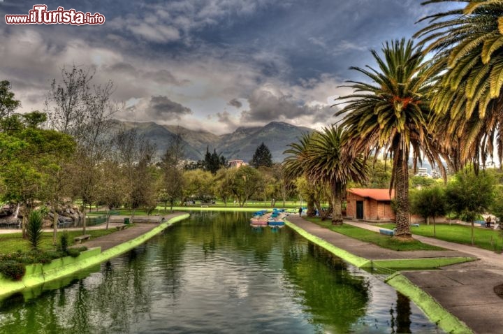 Immagine I giardini pubblici di Quito, capitale dell'Ecuador, non sono semplici polmoni verdi nel bel mezzo della città, ma affascinanti parentesi di vegetazione equatoriale che diventano ancora più suggestive nel periodo delle piogge, sotto il cielo plumbeo - © Photofollies / Shutterstock.com