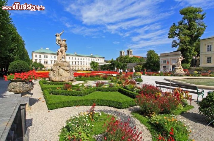 Immagine I giardini di Palazzo Mirabell, Salisburgo: in estate il parco si riempie di colori per le fioriture. E' un luogo utilizzato per i matrimoni. Schloss Mirabel venne costruito all'inizio dell'epoca barocca nel 1606 - © gary718 / Shutterstock.com