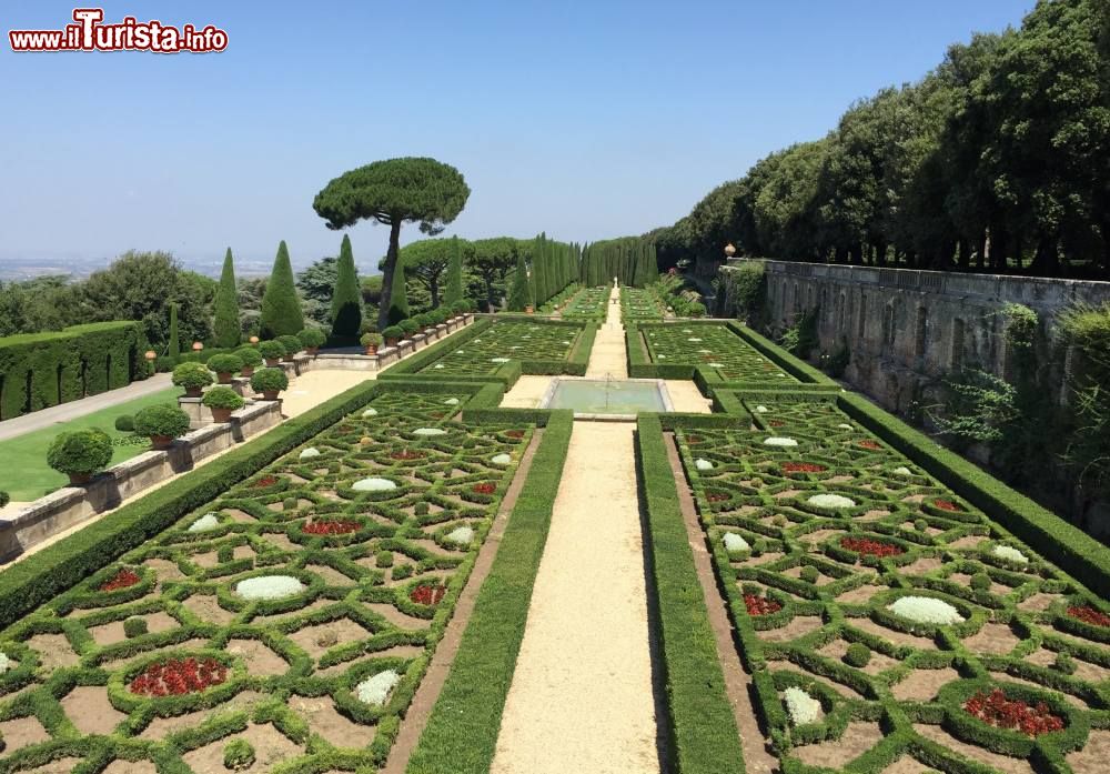 Immagine Il Giardino di Villa Barberini a Castel Gandolfo, siamo nel complesso delle Ville Pontificie sui Colli Albani - © Amy Corti / Shutterstock.com