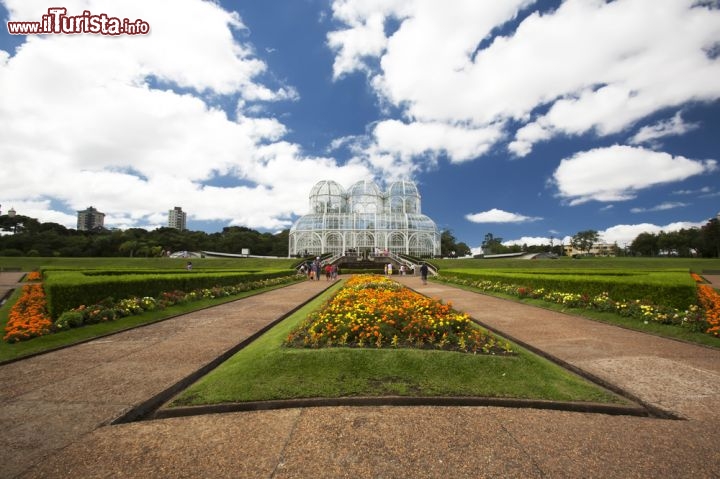 Immagine Il Jardim Botanico di Curitiba, con una  grande serra in Art Noveau, è uno dei più famosi giardini botanici del Brasile - © intoit / Shutterstock.com