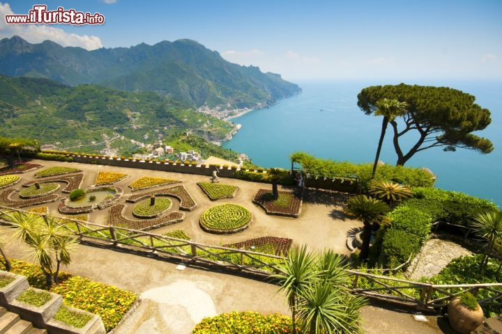 Immagine Il giardino e la terrazza panoramica di Villa Rufolo, il famose balcone della Costiera Amalfitana di Ravello - © Francesco R. Iacomino / Shutterstock.com