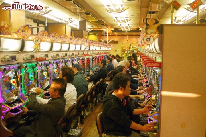 Immagine Giocatori di Pachinko a Tokyo. E' una delle attività (d'azzardo) più amate in assoluto dai giapponesi - © Attila JANDI / Shutterstock.com