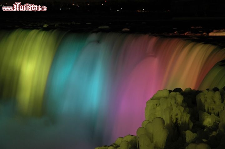 Immagine Giochi di luce a Niagara Falls: nella cittadina canadese le cascate vengono illuminate ogni sera con giochi di luce per aumentarne la spettacolarità. In inverno qui si tiene inoltre il Winter Light Festival - Foto © Chris AtLee / Shutterstock.com