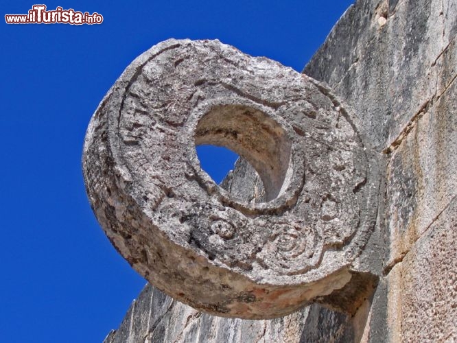 Immagine Il Gioco della Palla si può ammirare presso el Castillo, la grande piramide a gradoni di Chichen itza, che si erge al centro delm'omonimo sito archeologicop dello Yucatan, in Messico - © Kim Briers / Shutterstock.com