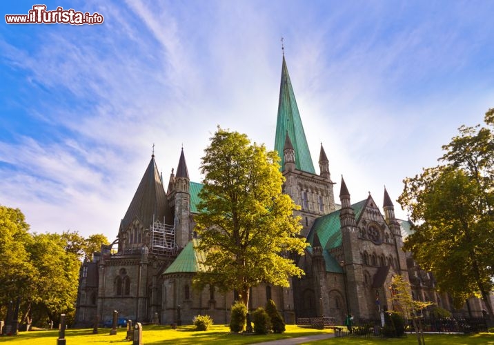 Immagine Giornata di sole a Trondheim (Norvegia) e vista della Cattedrale, simbolo della città norvegese - © Tatiana Popova / Shutterstock.com