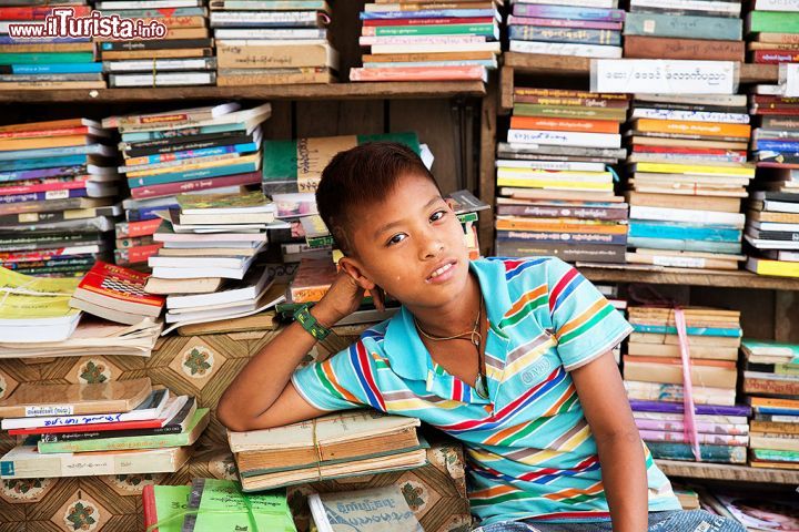 Immagine Giovane venditore nel quartiere dei librai a Yangon, Birmania.