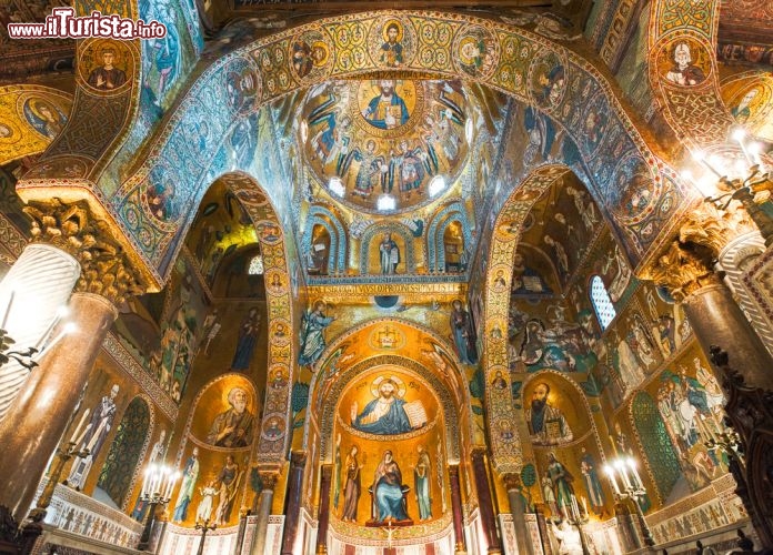 Immagine All'interno della Chiesa della Martorana di Palermo si nascondono grandiosi mosaici in perfetto stile bizantino, i più antichi di tutta la Sicilia. Le preziose tessere dorate fanno da sfondo alla rappresentazione di Cristo pantocratore accerchiato dagli arcangeli e dagli apostoli  - © Boris Stroujko / Shutterstock.com