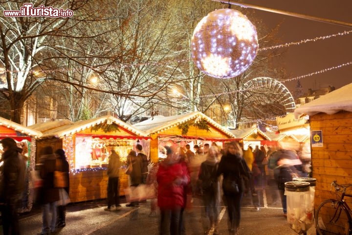 Immagine Gli stalli di legno del Mercatino di Natale di Lille, Francia.  Per quasi due mesi oltre 80 casette occupano la piazza principale di Lille: questa città ospita infatti uno dei mercatini di Natale che inizia per primo (attorno all'inizio di Novembre) per terminare qualche giorno prima di Capodanno - OT Lille / © Laurent Ghesquière