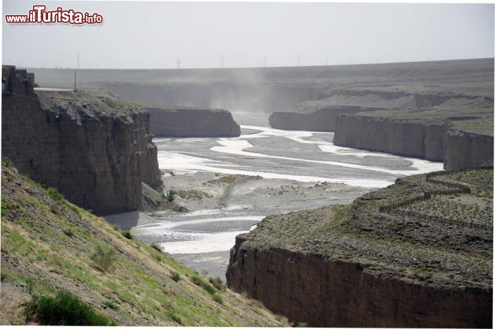 Immagine Le Gole del fiume Lai River. Qui, ad ovest di Jiayuguan City, nell'ovest della Cina, inizia il percorso della Grande Muraglia Cinese, che si raccorda a questa difesa naturale, offerta dal percorso del fiume - © suronin / Shutterstock.com