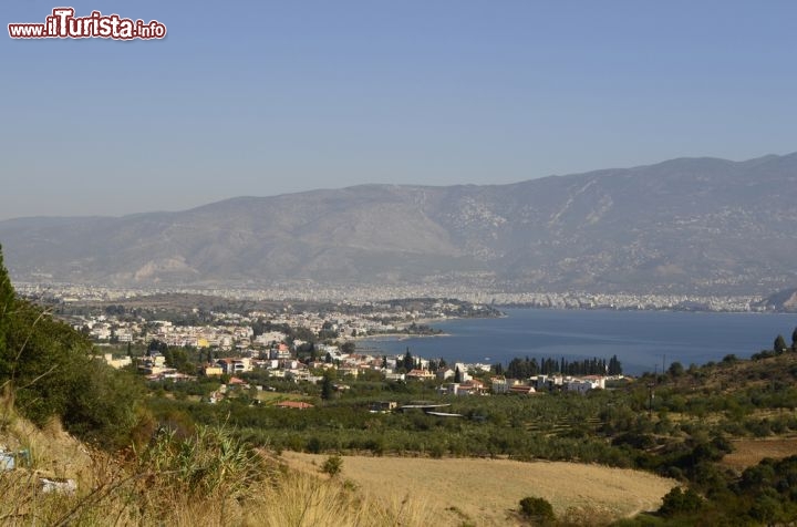 Immagine Il comune di Volos - in Tessaglia, nell'est della Grecia - e il Golfo di Pagasitikos (Golfo Pagaseo). Volos, che occupa la parte settentrionale del golfo, è un grande porto di circa 150 mila abitanti adagiato alle pendici del Monte Pelio. Il golfo raggiunge una profondità massima di 102 metri e ospita una grande quantità di mete turistiche balneari  - ©  fritz16 / Shutterstock.com