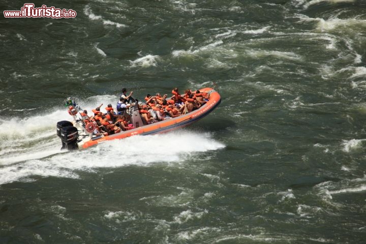 Immagine Gommone utilizzato per le escursioni sotto le cascate dell Iguassu in Brasile. L'imbarcadero si trova al Puerto Macuco - © hecke61 / Shutterstock.com