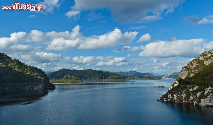 Immagine Gordon River Tasmania: il lago formato dalla diga di Gordon Dam - © 3523studio / Shutterstock.com