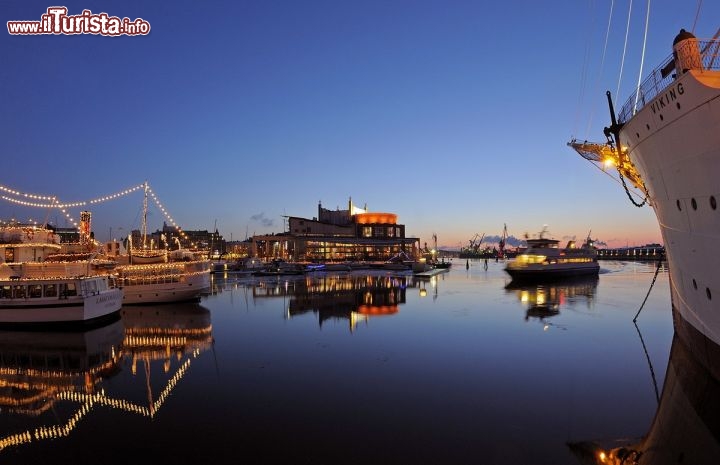 Immagine La Gothenburg Opera e la barca Viking nella baia di Goteborg - Credits: Göran Assner/imagebank.sweden.se