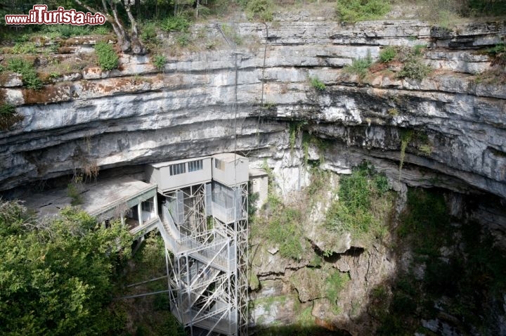 Immagine Gouffre de Padirac la famosa voragine (orrido) di Rocamadour nel sud della Francia - © Alberto Loyo / Shutterstock.com