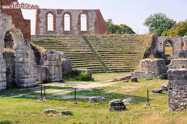 Immagine Gradinate del teatro romano di Gubbio - © LianeM / Shutterstock.com